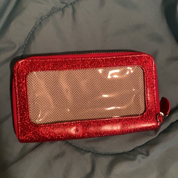 Red wristlet - Picture 3 of 4